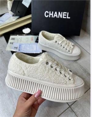 {{photo.Alt || photo.Description || 'Ботинки утеплённые на платформе CH2'}}