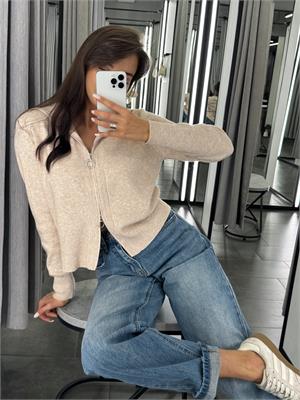 {{photo.Alt || photo.Description || 'Джемпер-поло на молнии с акцентными швами K22'}}