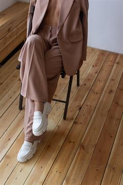 {{photo.Alt || photo.Description || 'Лоферы на рифленой подошве с декоративными деталями, S47'}}
