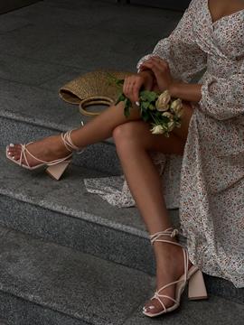 {{photo.Alt || photo.Description || 'Босоножки с акцентной шнуровкой Z9'}}